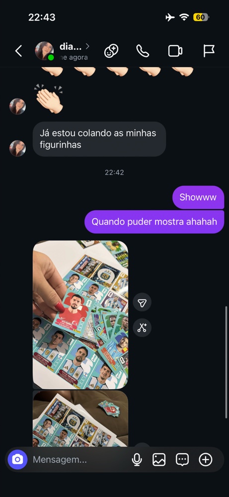 Cliente mostrando figurinhas da Argentina