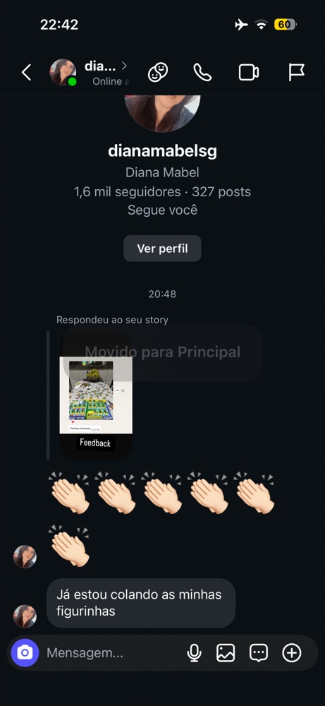 Cliente colando as figurinhas no álbum