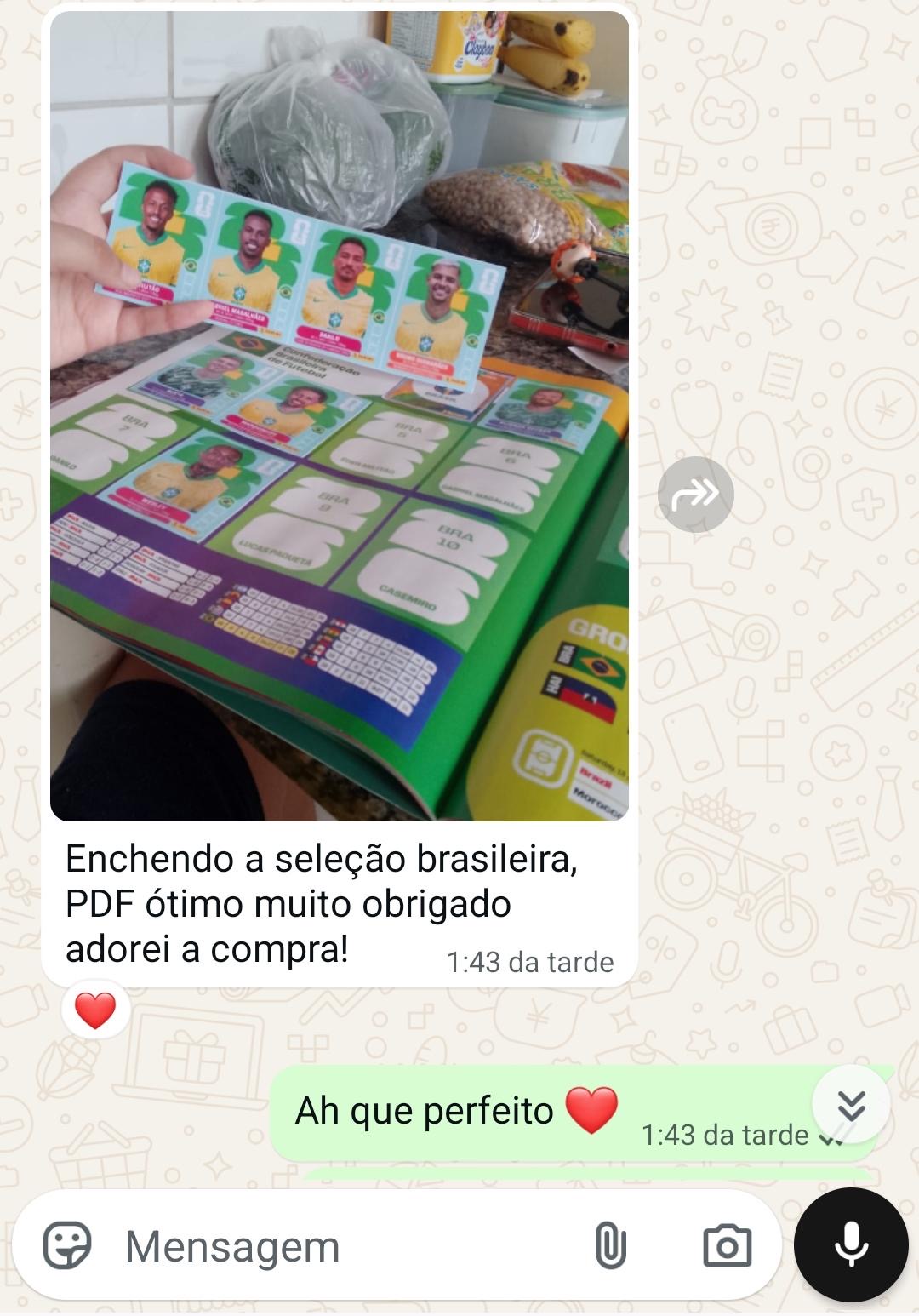 Cliente enchendo o álbum da seleção brasileira