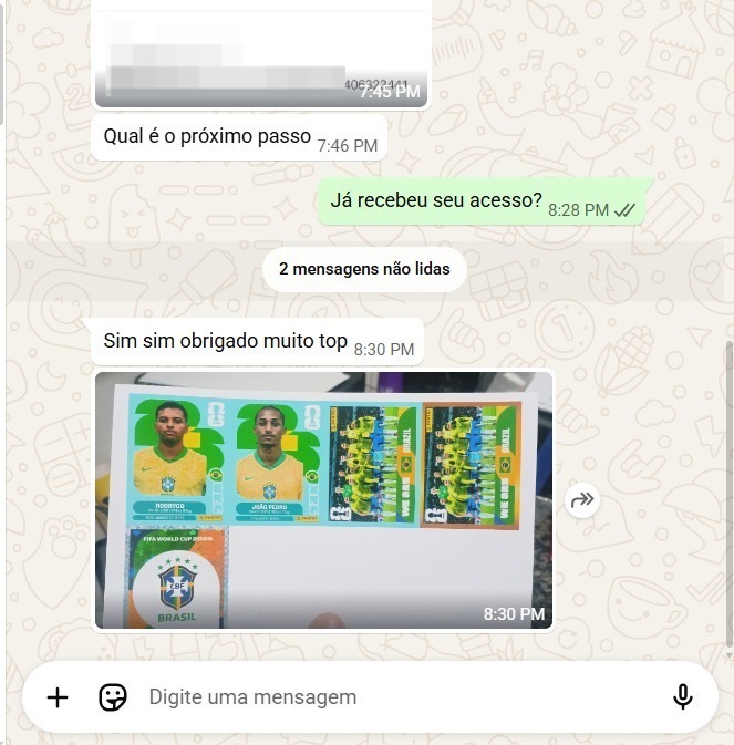 Cliente mostrando figurinhas impressas